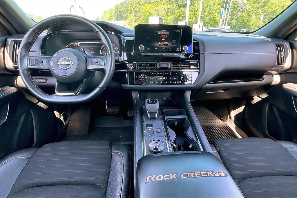 2024 Nissan Pathfinder SV